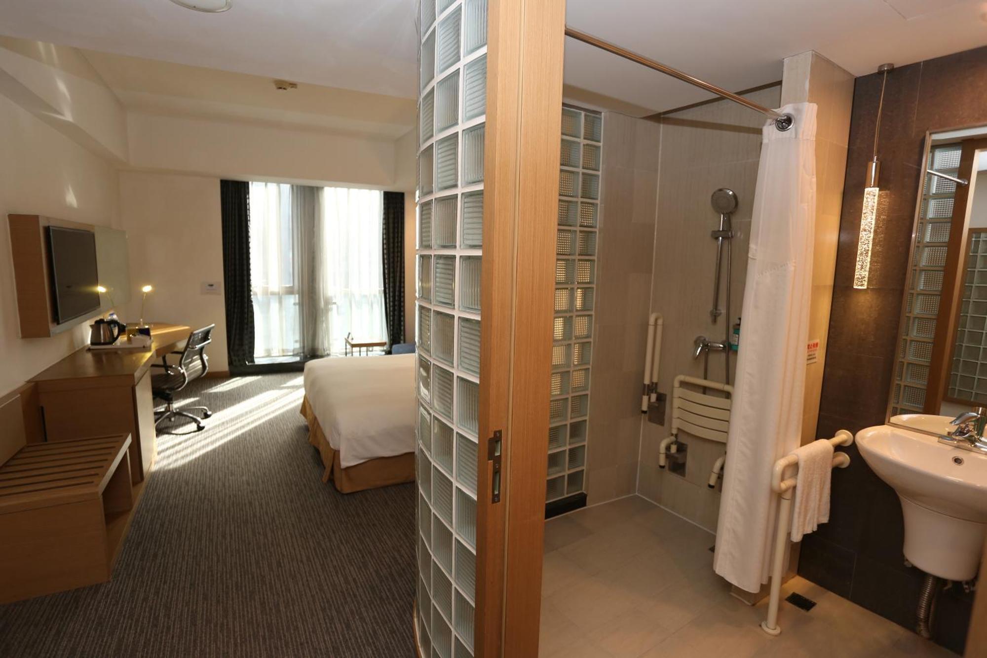 Queen Room - Accessible